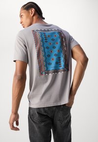 Scotch & Soda REGULAR FIT FRONT BACK ARTWORK - Triko s potiskem - asphalt