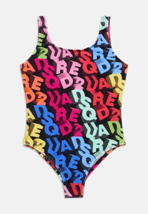 Maillot de bain une pièce avec lettres majuscules multicolores et chiffres en gras, motif aléatoire sur fond noir.