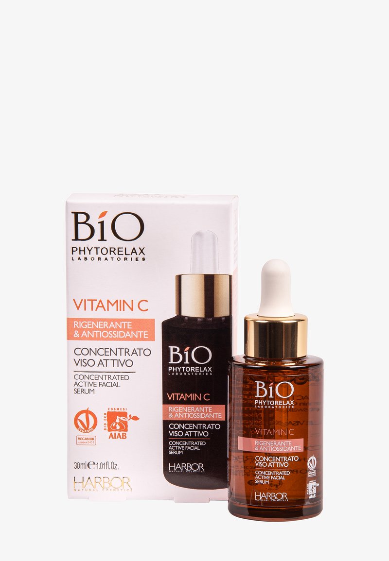 Skoncentrowany aktywny serum do twarzy z witaminą C marki Bio Phytorelax, z pipetą, w bursztynowej butelce oraz w białej i pomarańczowej oznakowanej pudełku.