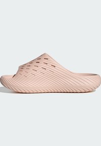 Sandale rose clair à enfiler avec des lignes diagonales texturées et des fentes de ventilation, semelle épaisse avec une bande de roulement rainurée pour une utilisation en extérieur.