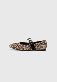 Fott med leopardmønster, svart patentstropp og spenne. Har en rund tå og en lav, flat såle for komfort.