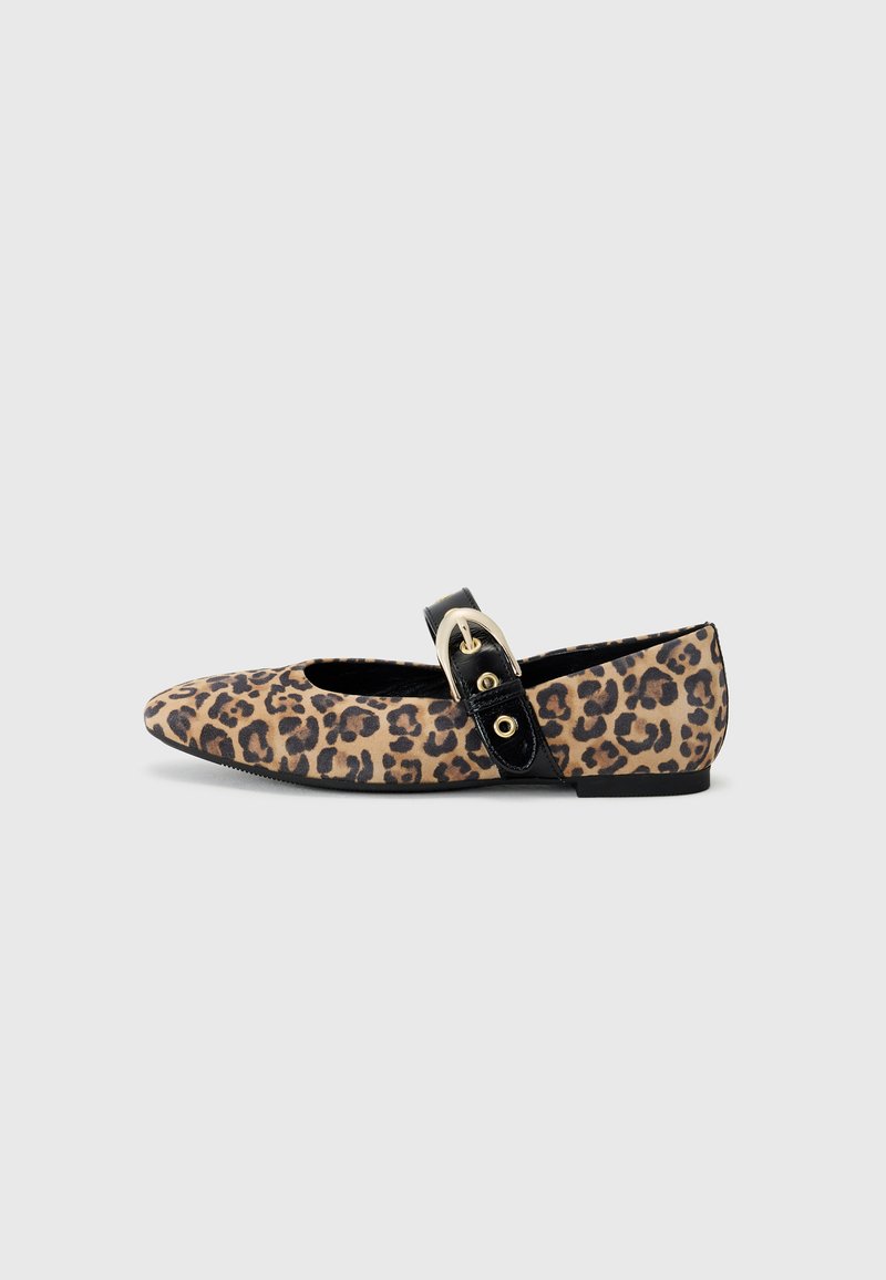 Fott med leopardmønster, svart patentstropp og spenne. Har en rund tå og en lav, flat såle for komfort.
