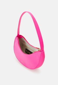 Jasně růžová kabelka s hladkou texturou, v půlměsíčkovém tvaru a s úzkým ramenním popruhem. Má zlatý zip a béžový vnitřek.