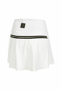 Witte skort van gladde stof met een uitlopende vorm. Heeft een zwart-gouden gestreepte tailleband en een klein zwart label aan de achterkant.