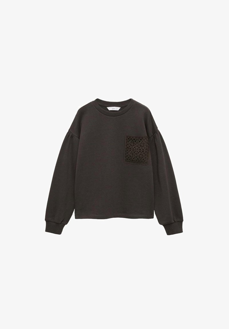 Temno siva trenerica z okroglim izrezom, dolgimi naborki na rokavih in teksturirano čipkastim žepom na levi strani. Mehka tkanina in sproščen kroj.