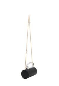 Sort cylindrisk håndtaske med et skinnende sølvhåndtag og gylden kædesnor, prydet med en glat tekstur og minimalistisk design.