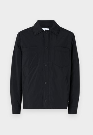 Schwarze Button-up-Jacke aus leichtem Stoff, ausgestattet mit zwei Brusttaschen, einem geraden Kragen und langen Ärmeln. Glatter Stoff und ohne Muster.