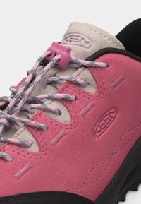 Ροζ πετσίνο παπούτσι πεζοπορίας με γκρι και ροζ κορδόνια με μοτίβο, ρυθμιζόμενο ροζ κλείδωμα κορδονιών, μπεζ γλώσσα και μαύρη ελαστική σόλα, με σήμα KEEN.