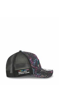 Casquette noire avec un motif éclaboussé coloré, dos en filet, et un écusson avec "CRUCIAL CATCH INTERCEPT CANCER" en texte blanc.