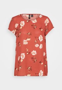 Top a maniche corte, morbido e leggero di colore ruggine con un motivo floreale che presenta fiori beige e bianchi, realizzato in tessuto leggero.
