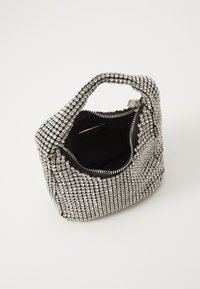 Borsa a mano scintillante in argento, rivestita di strass, con interno nero, chiusura a zip e manico arrotondato per un facile trasporto.