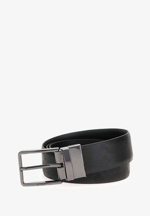 Cintura nera con texture decorativa, fibbia e accessori in metallo argentato con logo. Progettata con una finitura liscia e una forma rettangolare.