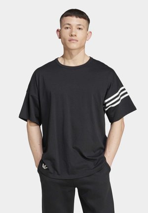 Tricou din bumbac negru cu guler rotund, mâneci scurte și trei dungi albe pe mâneca stângă. Prezintă un mic logo de brand la margine.