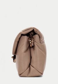 Bolso de mano de piel beige con una textura suave y arrugada, que presenta un cierre de hardware en tono dorado y una forma redondeada y compacta.