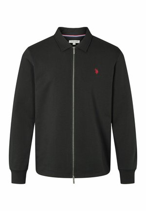 Zwarte ritsjack met een kraag, voorzien van lange mouwen en een rode logo-accent op de borst. Gemaakt van een soepele, gestructureerde stof.