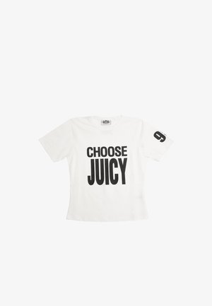 T-shirt bianca in cotone con testo nero che recita "CHOOSE JUICY" sul davanti e il numero "93" sulla manica sinistra.