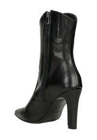 Černá, hladká kožená kotníková bota na vysokém podpatku s špičatou špičkou a bočním zipem. Nabízí elegantní siluetu a lesklý povrch.