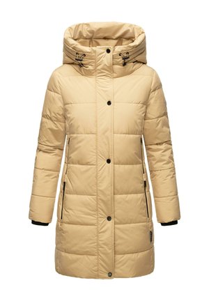 Manteau matelassé beige avec une capuche, doté de panneaux matelassés horizontaux, de quincaillerie noire, de poches latérales et de cordons de serrage ajustables au niveau de la capuche.
