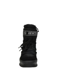 Zwarte geïsoleerde laars met een ronde neus, stoffen bovenkant, vetersluiting aan de voorkant en een elastische manchet met een logo band aan de bovenkant.