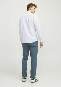 Jack & Jones JPSTMARCO JJFURY ANA - Chino hlače - china blue