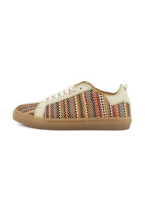 Sneaker basso con motivo intrecciato multicolore, dettagli in pelle bianca, lacci bianchi e suola in gomma traslucida marrone chiaro.