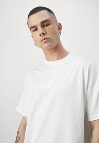 adidas Sportswear ALL SZN GRAPHIC - Základné tričko - off white
