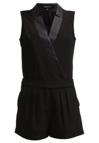 Svart ärmlös jumpsuit med satin sjalkrage, plisserade shorts och en figursydd midja, tillverkad i ett mjukt tyg. Dragkedjestängning på baksidan.