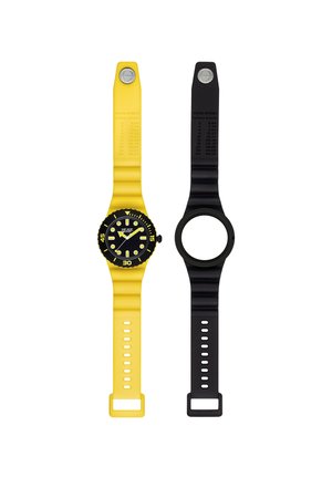 Gul armbåndsur med sort urskive og markører ved siden af en sort udskiftelig urrem med vindhastighedskonvertering på remmene.