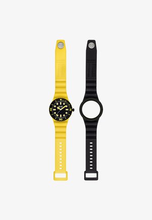 Montre-bracelet jaune avec cadran noir et index à côté d’un bracelet de montre interchangeable noir avec conversion de la vitesse du vent sur les bracelets.
