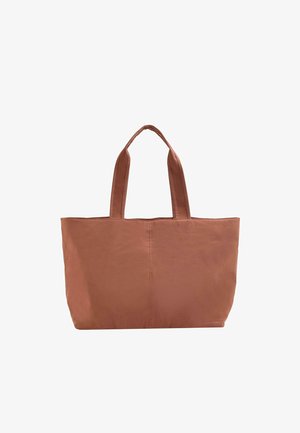 Barna, téglalap alakú szatyor két széles fogantyúval, egyszerű kialakítás, középen látható varrással, fehér háttéren.