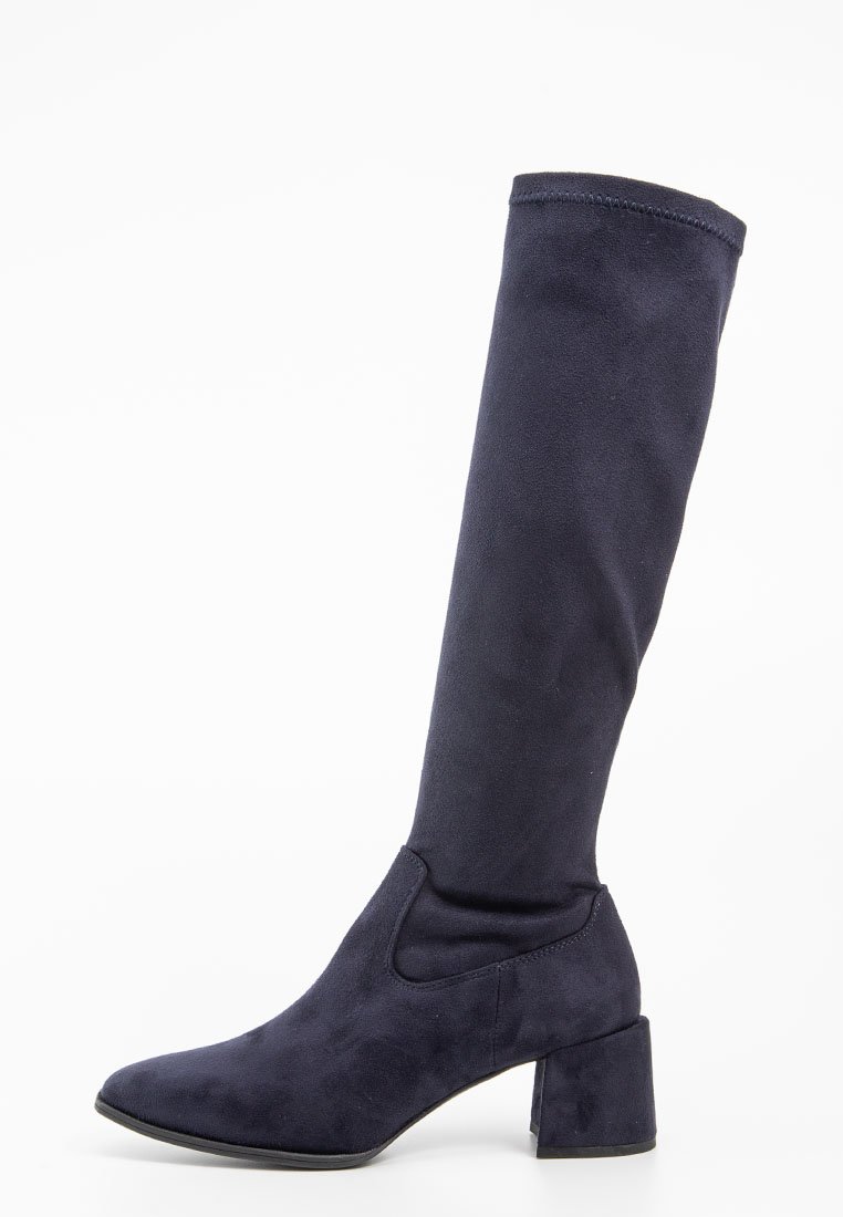 Knielange marineblaue Wildlederstiefel mit eckiger Zehenpartie und Blockabsatz. Glatte Textur und keine sichtbaren Beschläge oder Verzierungen.