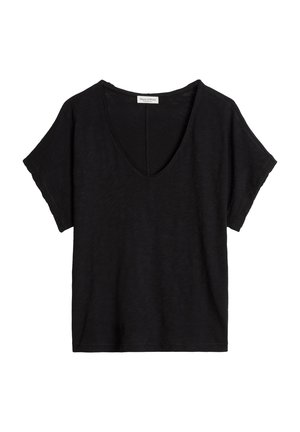 Zwart T-shirt met korte mouwen en V-hals, losvallende pasvorm en een Marc O'Polo label bij de halslijn, getoond op een witte achtergrond.