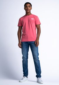 Petrol Industries Triko s potiskem - faded melon
