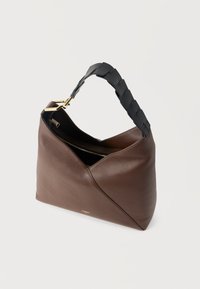 Καφέ δερμάτινη τσάντα χειρός με μαύρη πλεγμένη λαβή, χρυσό φερμουάρ και μικρό χρυσό λογότυπο "Lancel" στο μπροστινό μέρος.