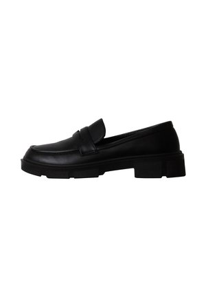 Zwarte leren loafer met dikke zool en een riemdetail aan de bovenkant, getoond in zijprofiel op een witte achtergrond.