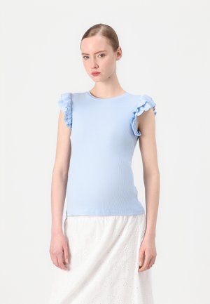 Helles blaues, geripptes Tanktop mit kurzen Rüschensleeves, rundem Ausschnitt und taillierter Form, kombiniert mit einem weißen strukturierten Rock.
