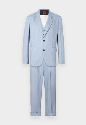 Costum bleu deschis, cu un sacou ajustat cu rever clasic, nasturi cu un singur rând și pantaloni asortați cu manșete.