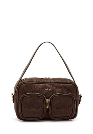 Bolso compacto de cuero marrón con dobles bolsillos frontales con cremallera, cremalleras doradas y una sola correa para el hombro.