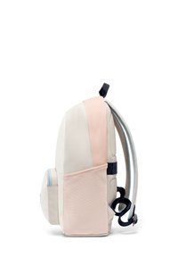 A bézs és pasztell rózsaszín hátizsák texturált felülettel, állítható tengerészkék pántokkal és egy oldalsó hálós zsebbel rendelkezik, amely világoskék cipzárral záródik.