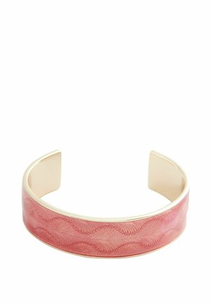 Armbånd i metallisk guld og tekstureret pink. Har et bladmønster, åbne ender og en glat overflade indvendigt.