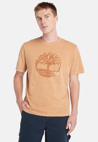 Timberland - GARMENT DYE LOGO GRAPHIC TEE - Print T-shirt - wheat boot Thumbnail Image 1