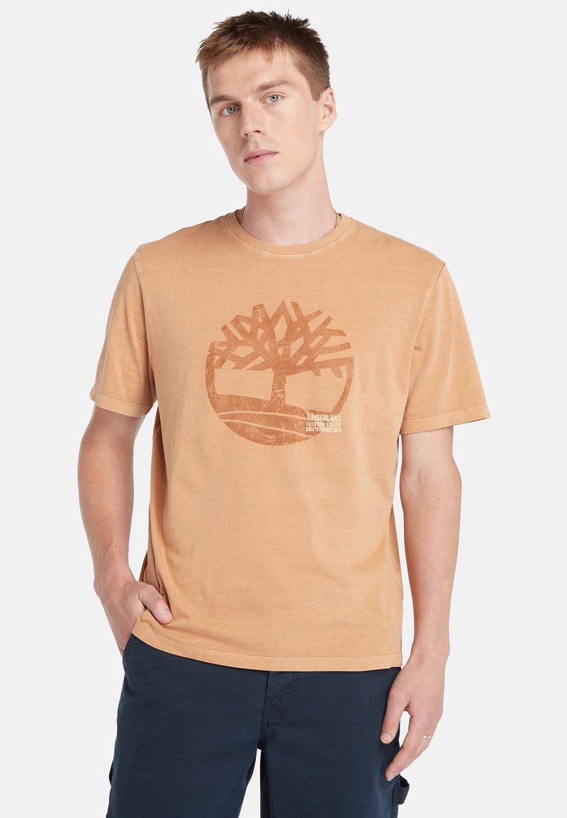 Timberland - GARMENT DYE LOGO GRAPHIC TEE - Print T-shirt - wheat boot, Enlarge