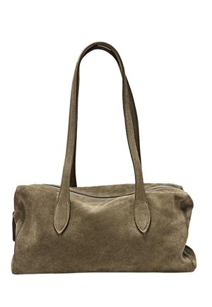 Rektangulær olivengrøn ruskindshåndtaske med to lange håndtag og en toplynlås, stående oprejst på en hvid baggrund.