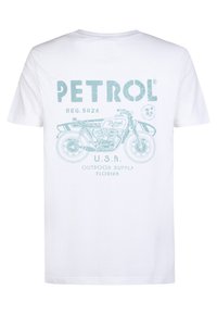 Bílý bavlněný tričko s tyrkysovou grafikou motocyklu, s textem "PETROL" a "U.S.A. OUTDOOR SUPPLY FLORIDA" pod tím.