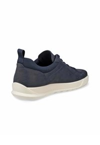 Mörkblå sneaker tillverkad av mjuk mocka med mesh-detaljer, rund tå och en texturerad, krämfärgad gummisula. Snörning.