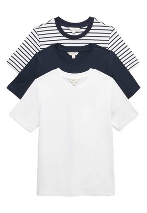 Drie opgevouwen T-shirts met ronde hals opgestapeld: wit, marineblauw en wit met marineblauwe horizontale strepen.