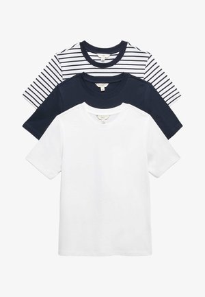 Tre magliette a girocollo piegate impilate: bianca, blu navy e bianca con strisce orizzontali blu navy.