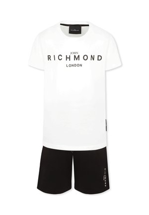 T-shirt bianco in cotone a maniche corte con testo nero che recita "JOHN RICHMOND LONDON" abbinato a pantaloni corti neri con stampa del logo.