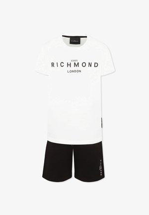 T-shirt bianco in cotone a maniche corte con testo nero che recita "JOHN RICHMOND LONDON" abbinato a pantaloni corti neri con stampa del logo.