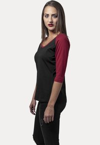 Svart og burgunder 3/4-sleeve skjorte med rund hals, laget av myk stoff, med en avslappet passform og minimalistisk design.